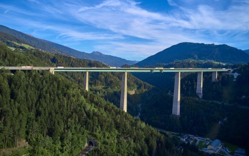 Brücke in den Alpen