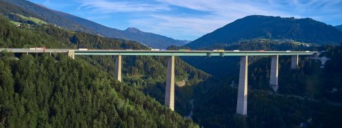 Brücke in den Alpen